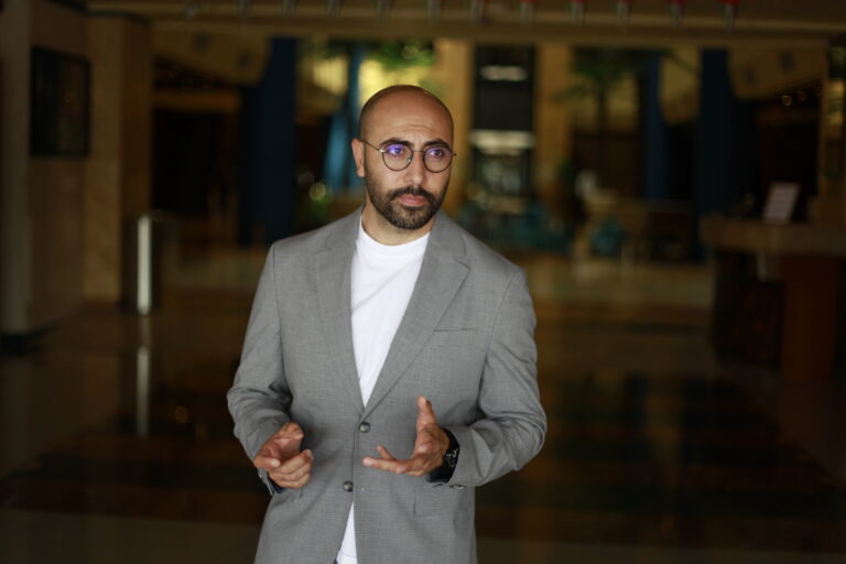 علي المقداد، إدارة وتنفيذ