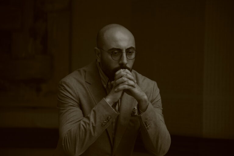علي المقداد، استراتيجية وإدارة